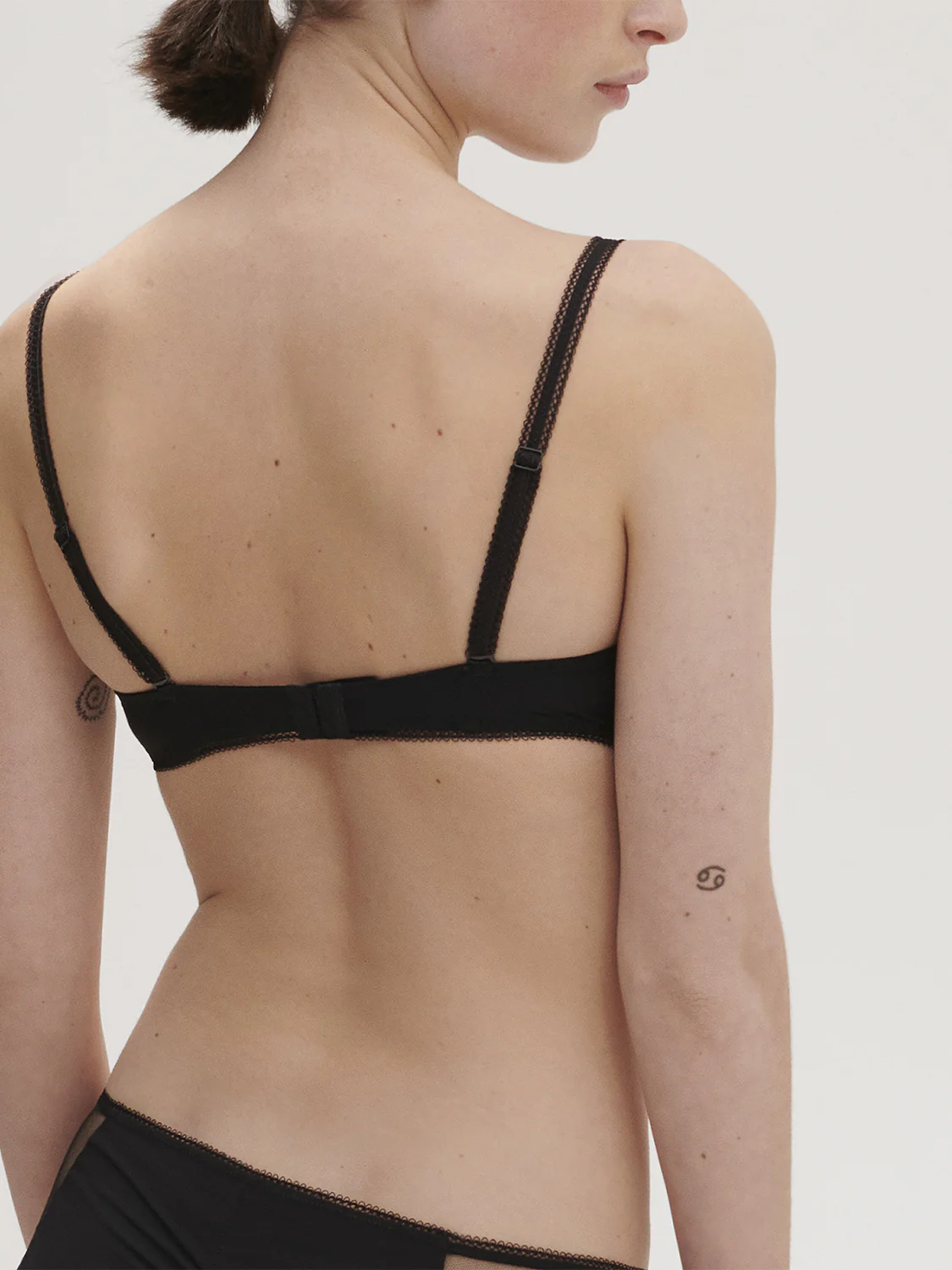 Soutien-gorge avec armatures décolleté plongeant - Noir – Image 3
