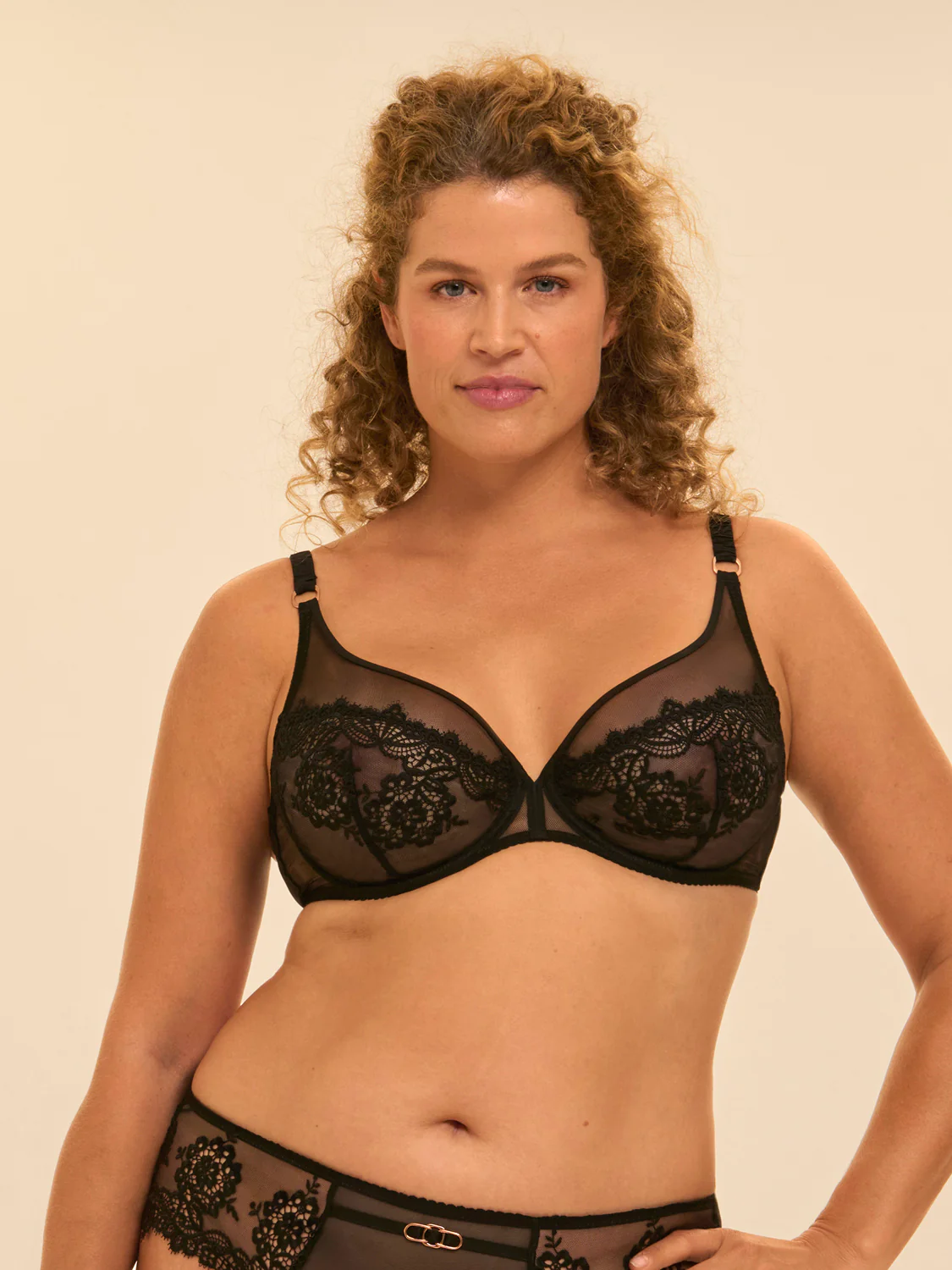 Soutien-gorge avec armature décolleté plongeant - Noir – Image 8