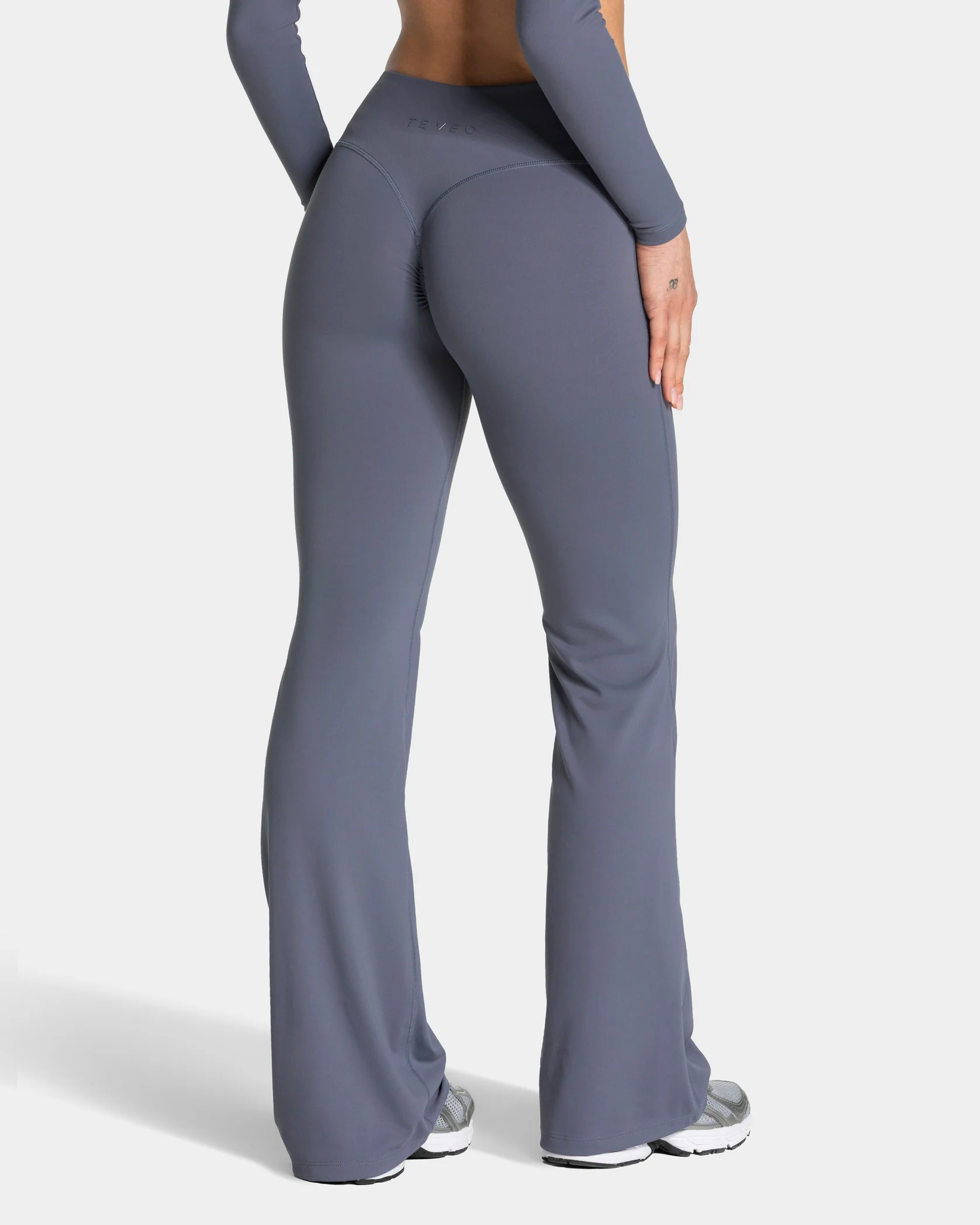 Allrounder Sculpt Scrunch Flared Leggings Regular "Titan" – Image 4