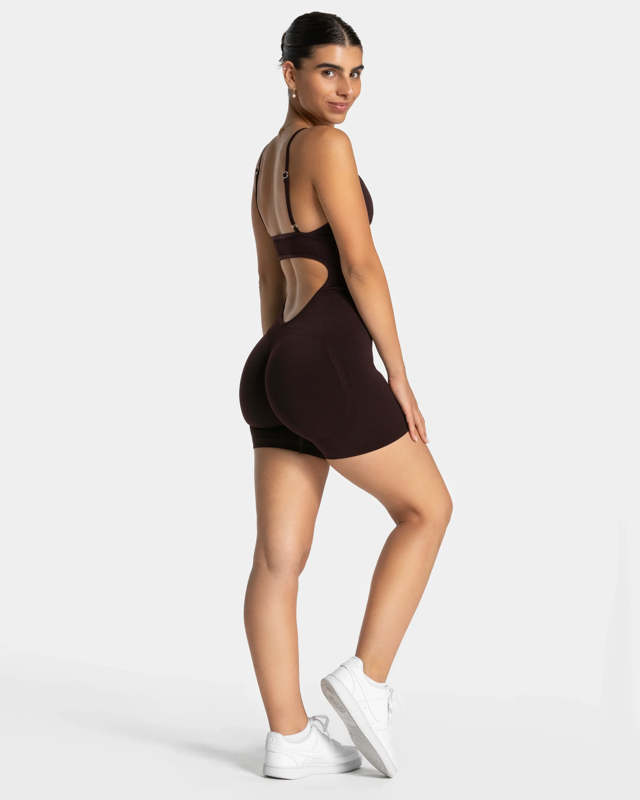 Essence V-Back Covert Scrunch Shorts Jumpsuit "Merlot" – Image 6
