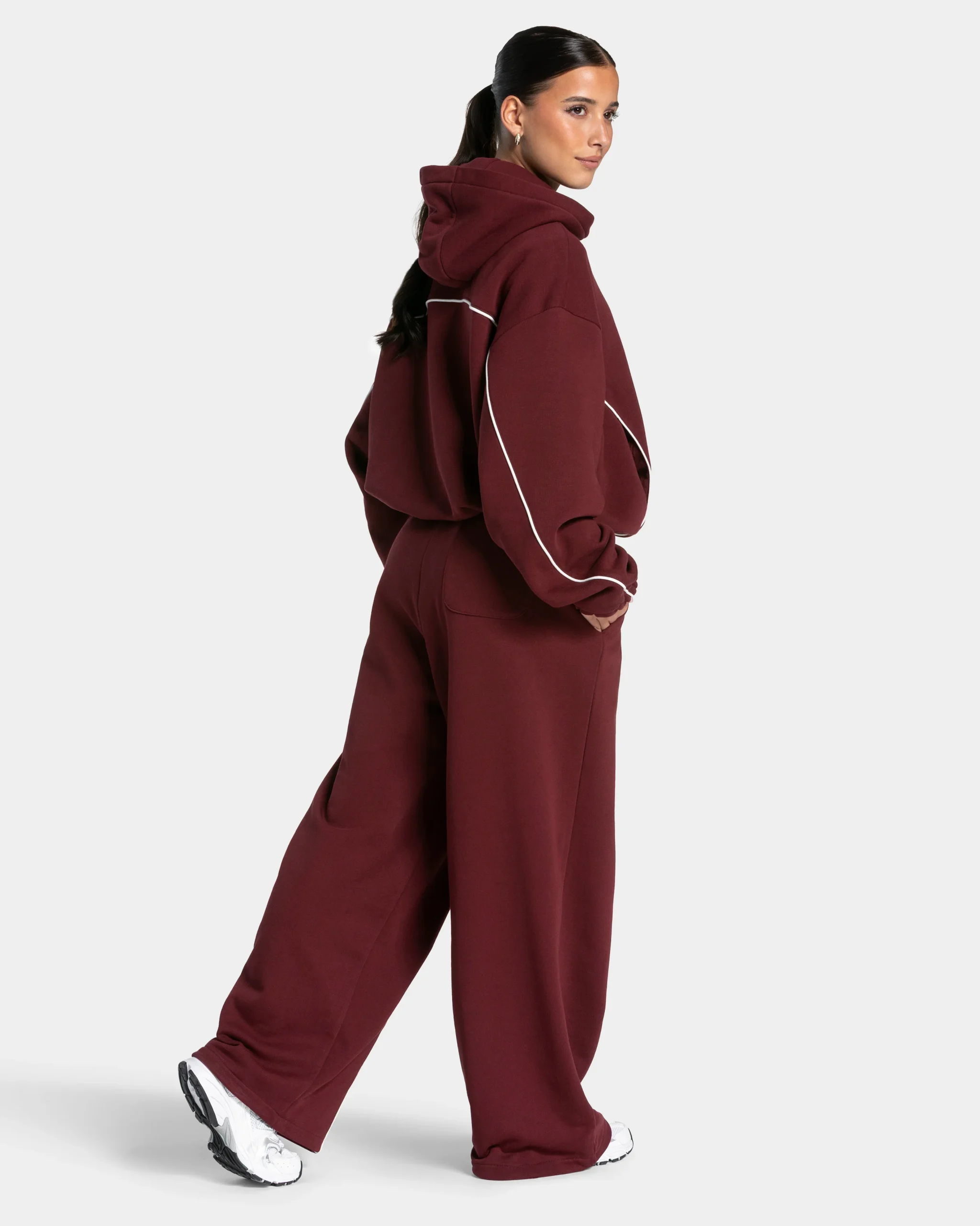 Contrastline Hooded Sweater "Weinrot" – Image 6